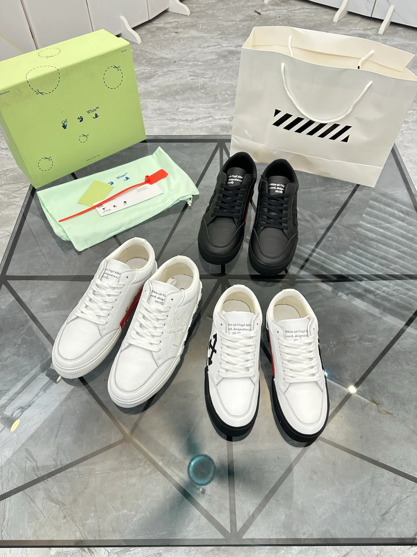Selling men's shoes 💰: 💰P440¥ Product trademark: OFF WHITE *"OFF WHITE*" low-top casual shoes Regular size: 35-45 (can be customized to 46) Couple style Product material: imported cowhide upper, breathable lining, original outsole. No.: H203